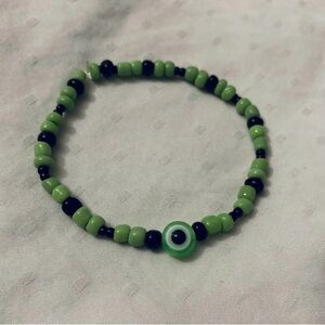 5/$20 ENTIRE SHOP CLEARANCE Success green evil eye bracelet - unisex 💚